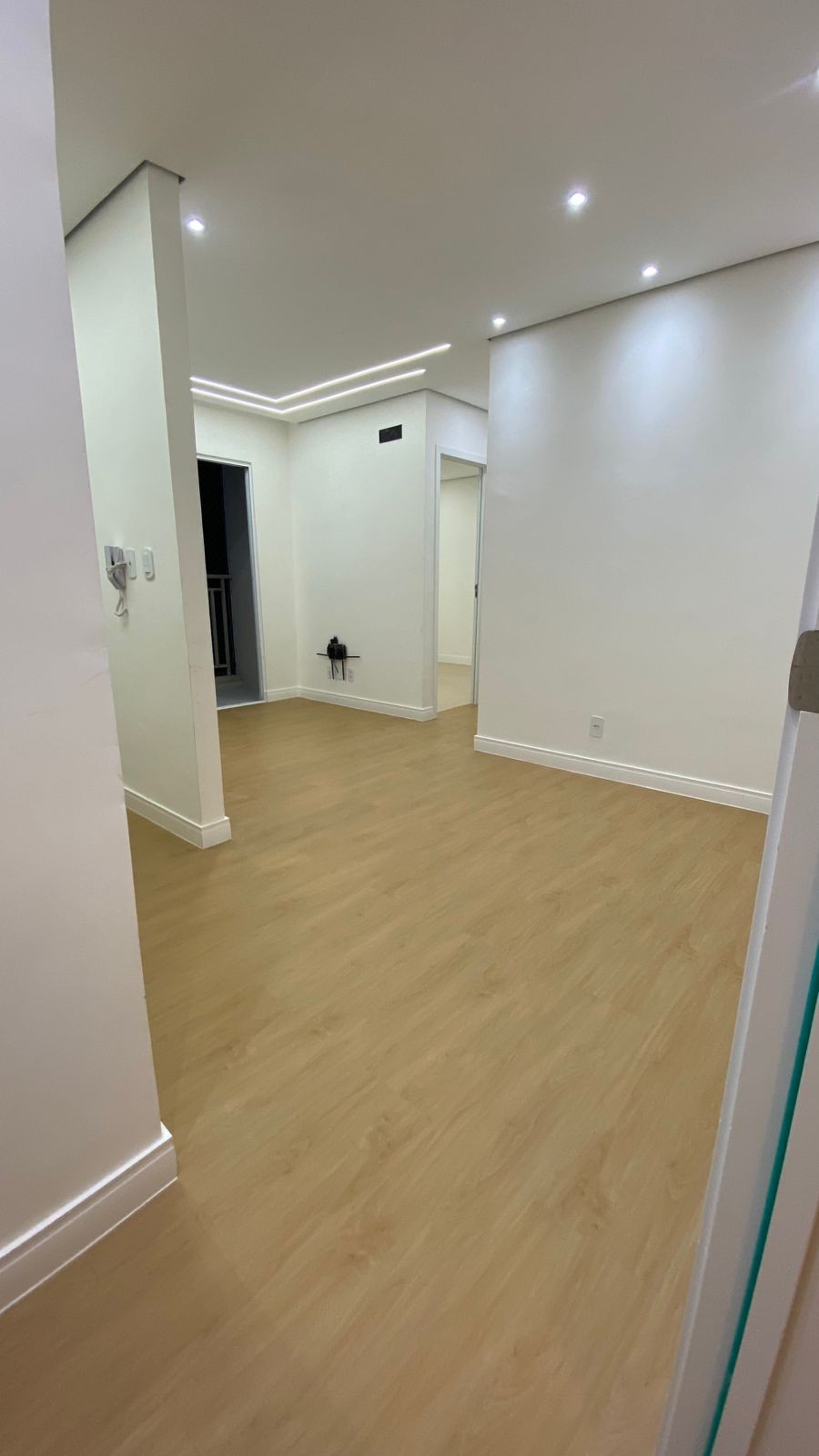 Sala de apartamento com piso vinílico cor marfin e rodapé frisado - UrbanFloor