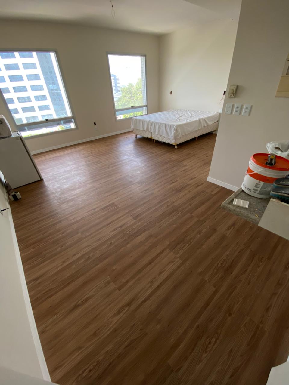 Apartamento com piso vinílico cor cedro raiz - UrbanFloor