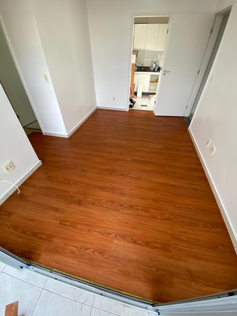 Cobertura duplex com piso vinílico cor caramelo - UrbanFloor