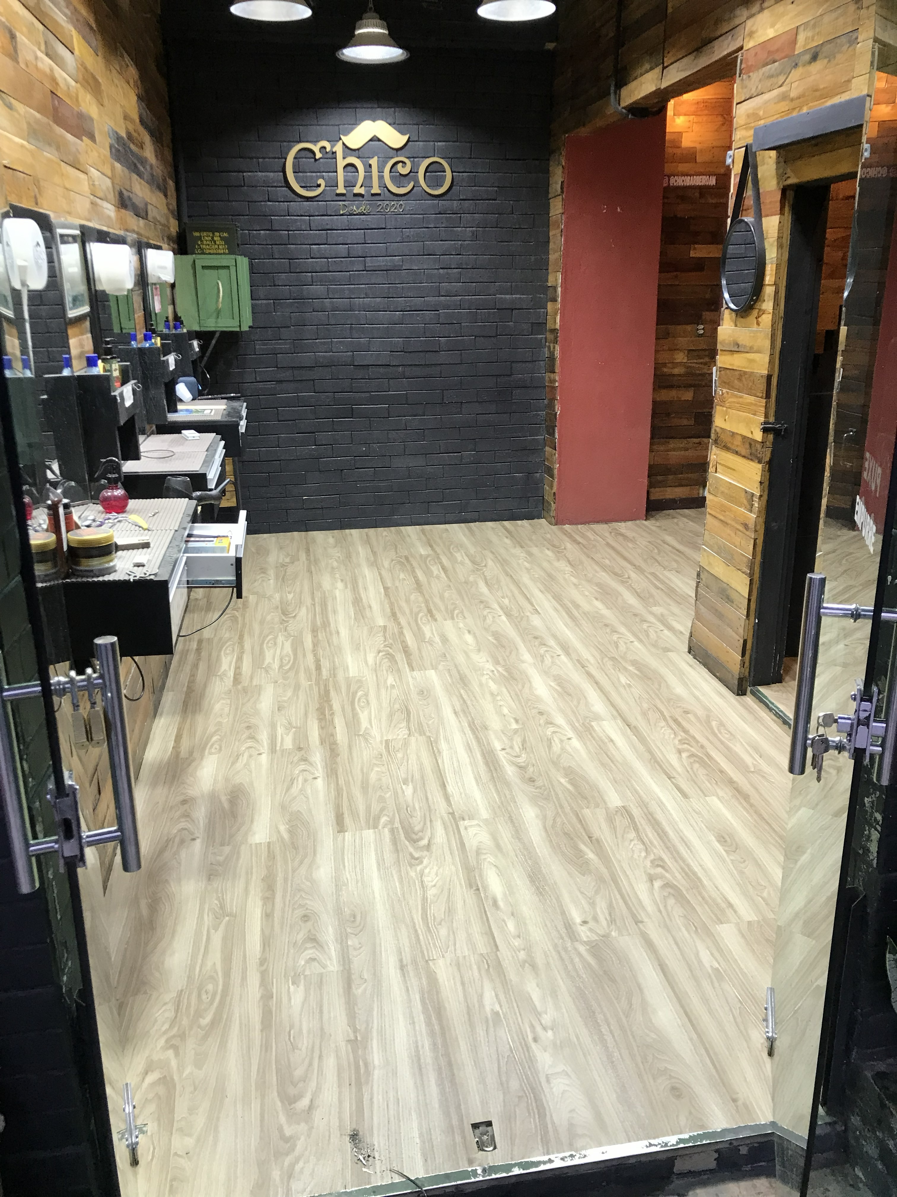 Barbearia premium com piso vinílico cor sumatra - UrbanFloor