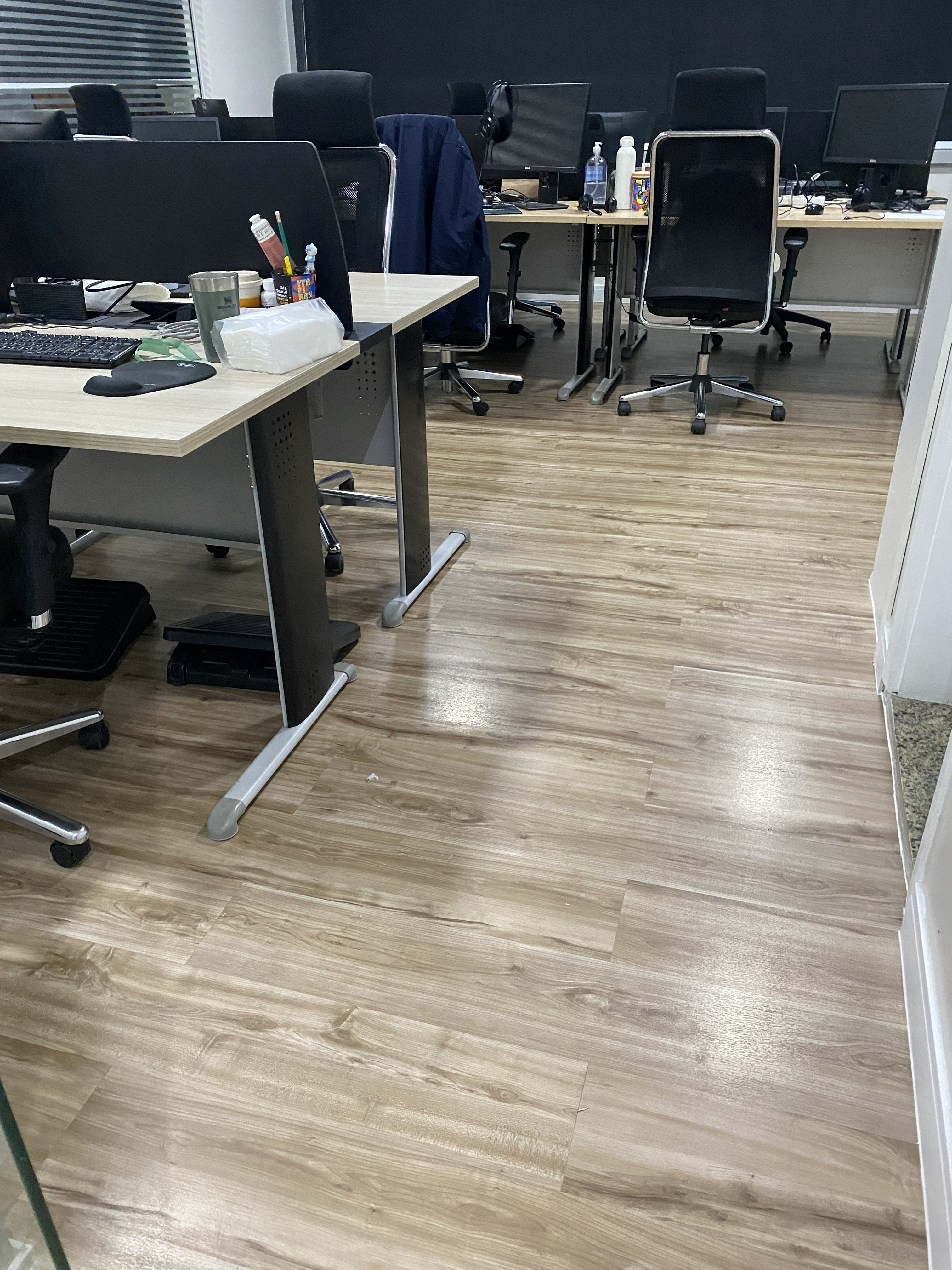 Escritório corporativo com piso vinílico