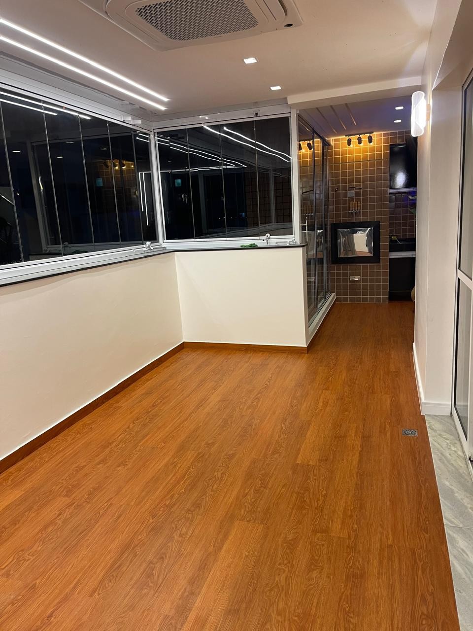 Varanda com piso vinílico Tauari